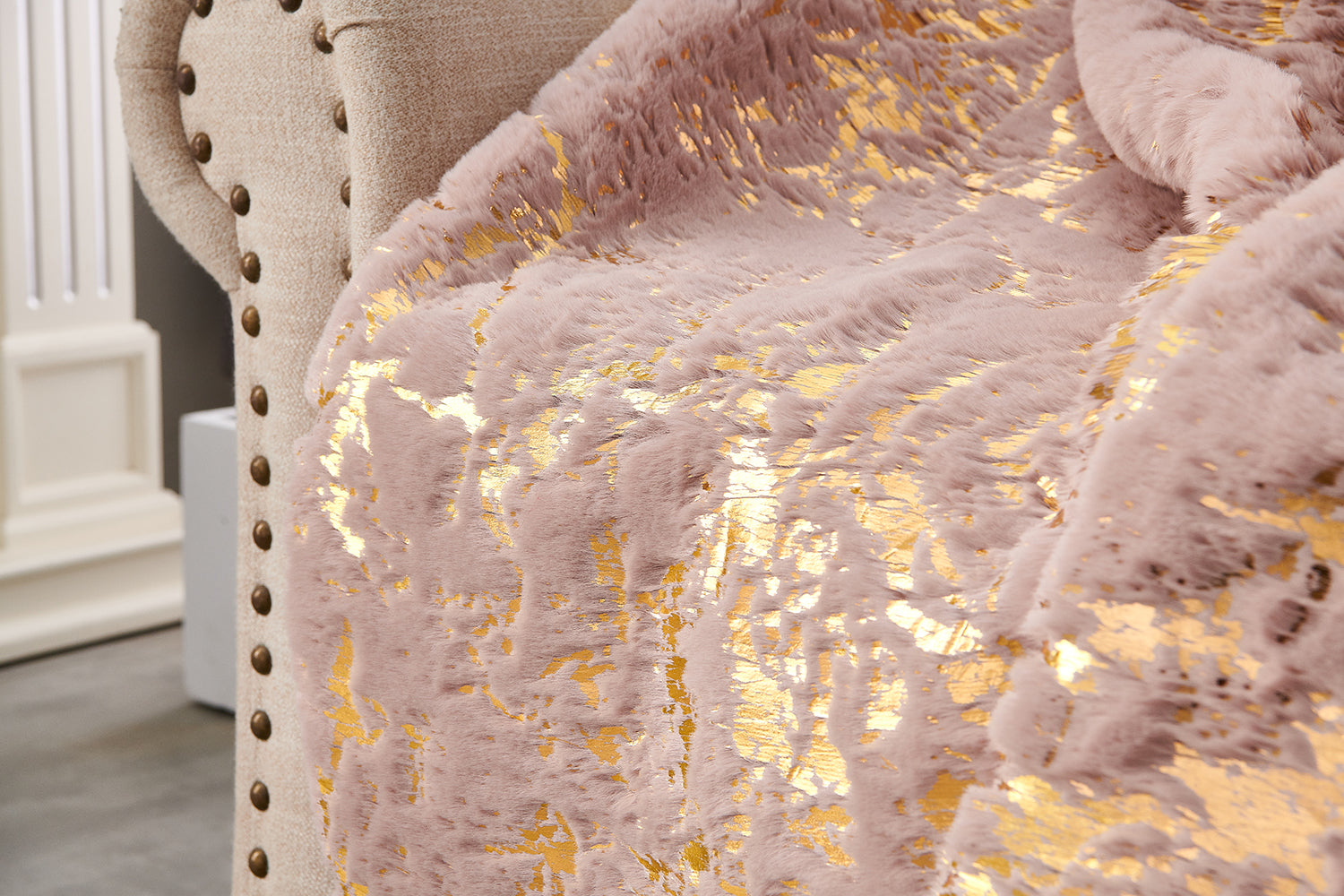 Luxury Chinchilla Faux Fur Gilded Dust Pink Throw Blanket (50' x 60')