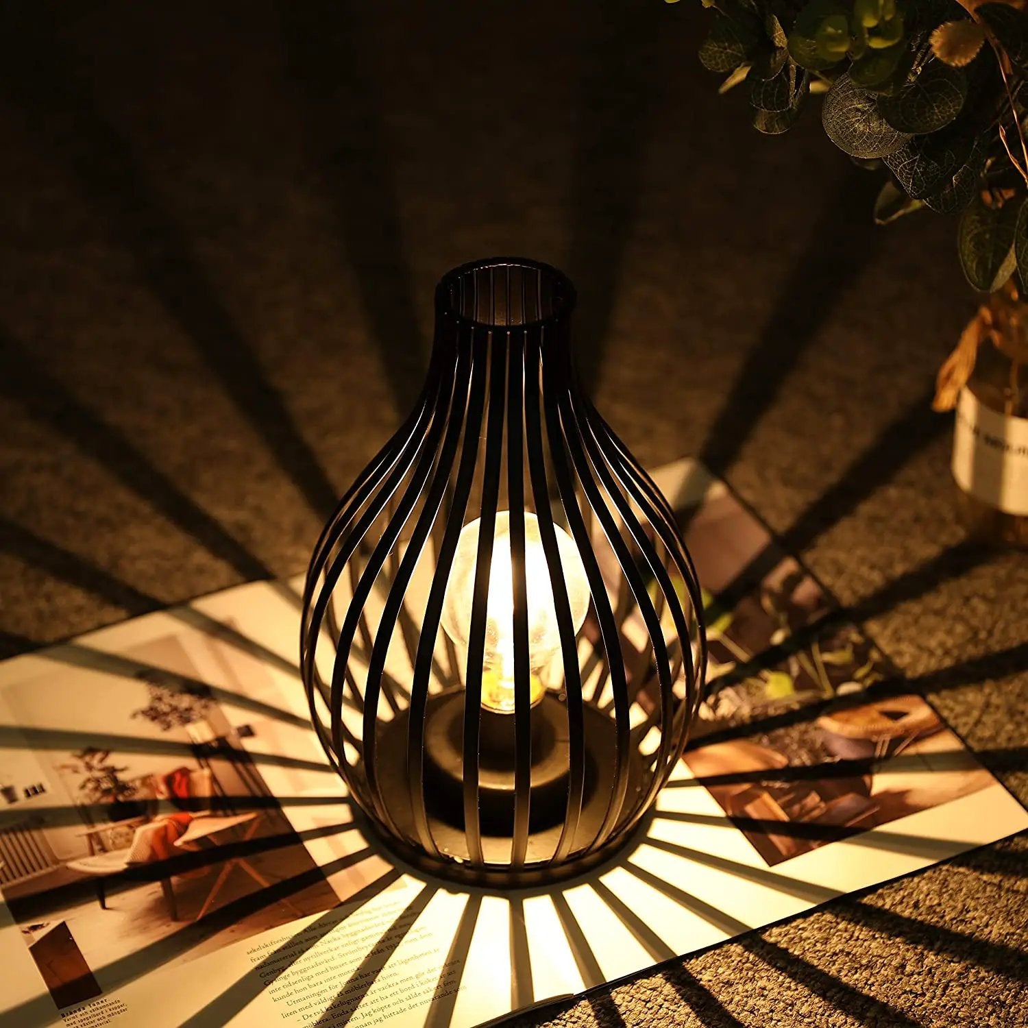 JHY DESIGN 9.5'' high battery-powered table lamp, black metal cage with warm glow bulb.