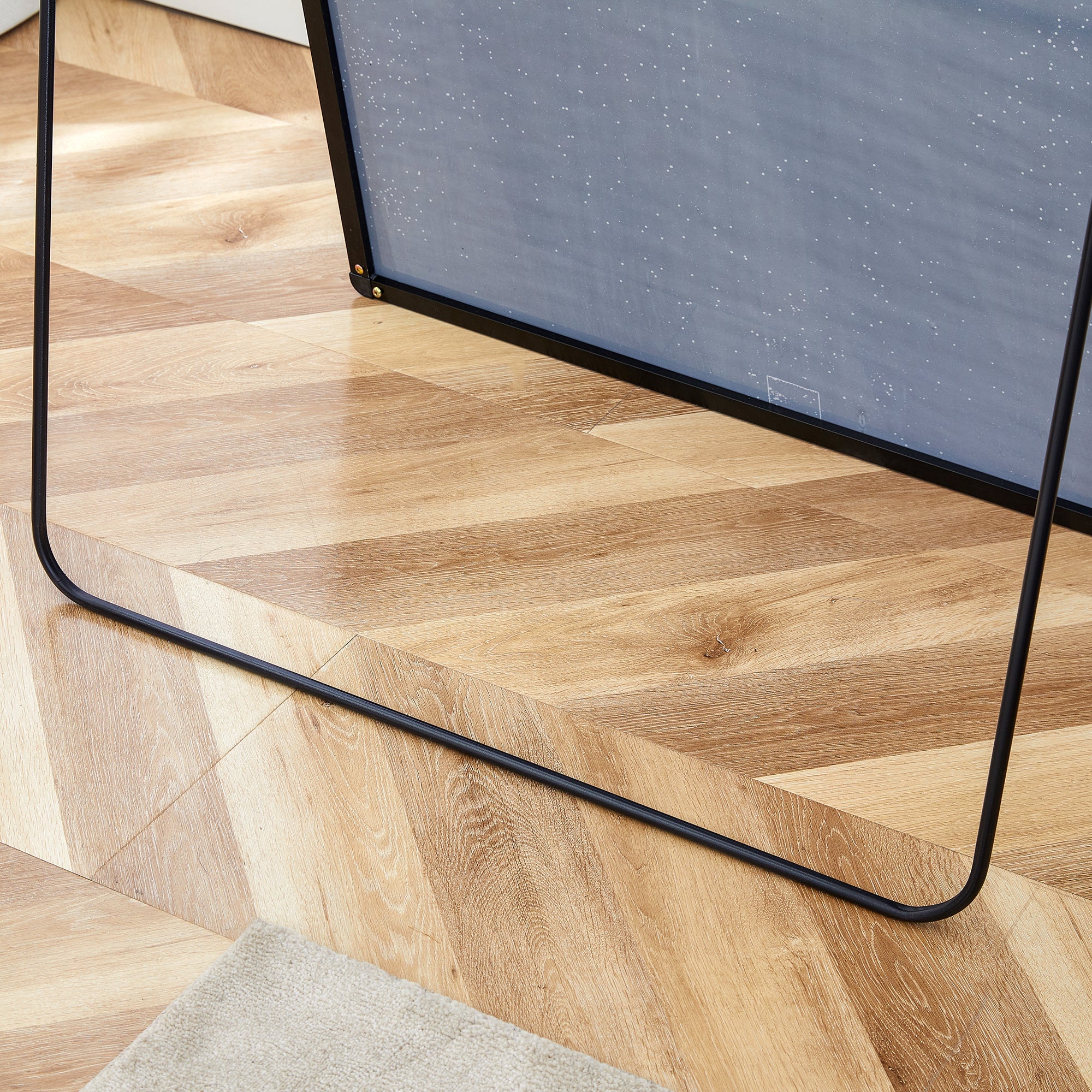The 4th generation floor standing full-length rearview mirror. Black metal framed arched wall mirror, bathroom makeup mirror, floor standing mirror with bracket. Black 71 "* 31"  AM