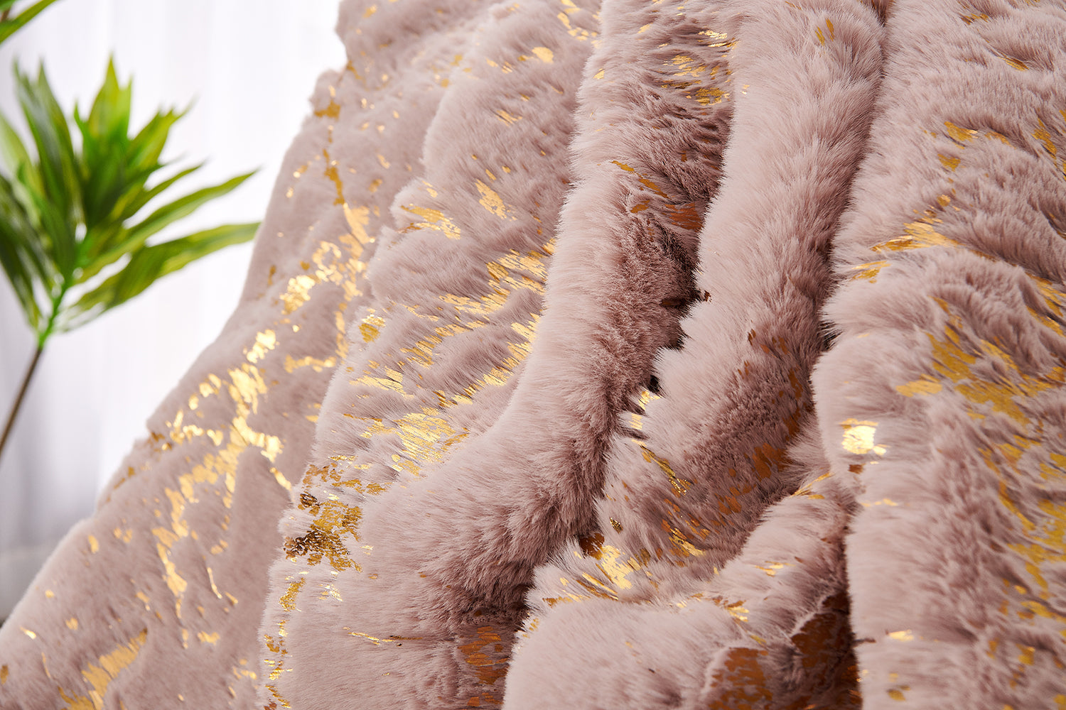 Luxury Chinchilla Faux Fur Gilded Dust Pink Throw Blanket (60' x 80')