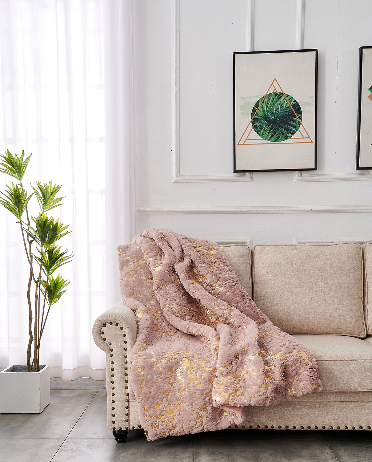 Luxury Chinchilla Faux Fur Gilded Dust Pink Throw Blanket (60' x 80')