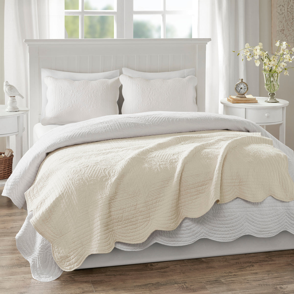 Oversized Quilted Throw with Scalloped Edges Cream 60x72'
