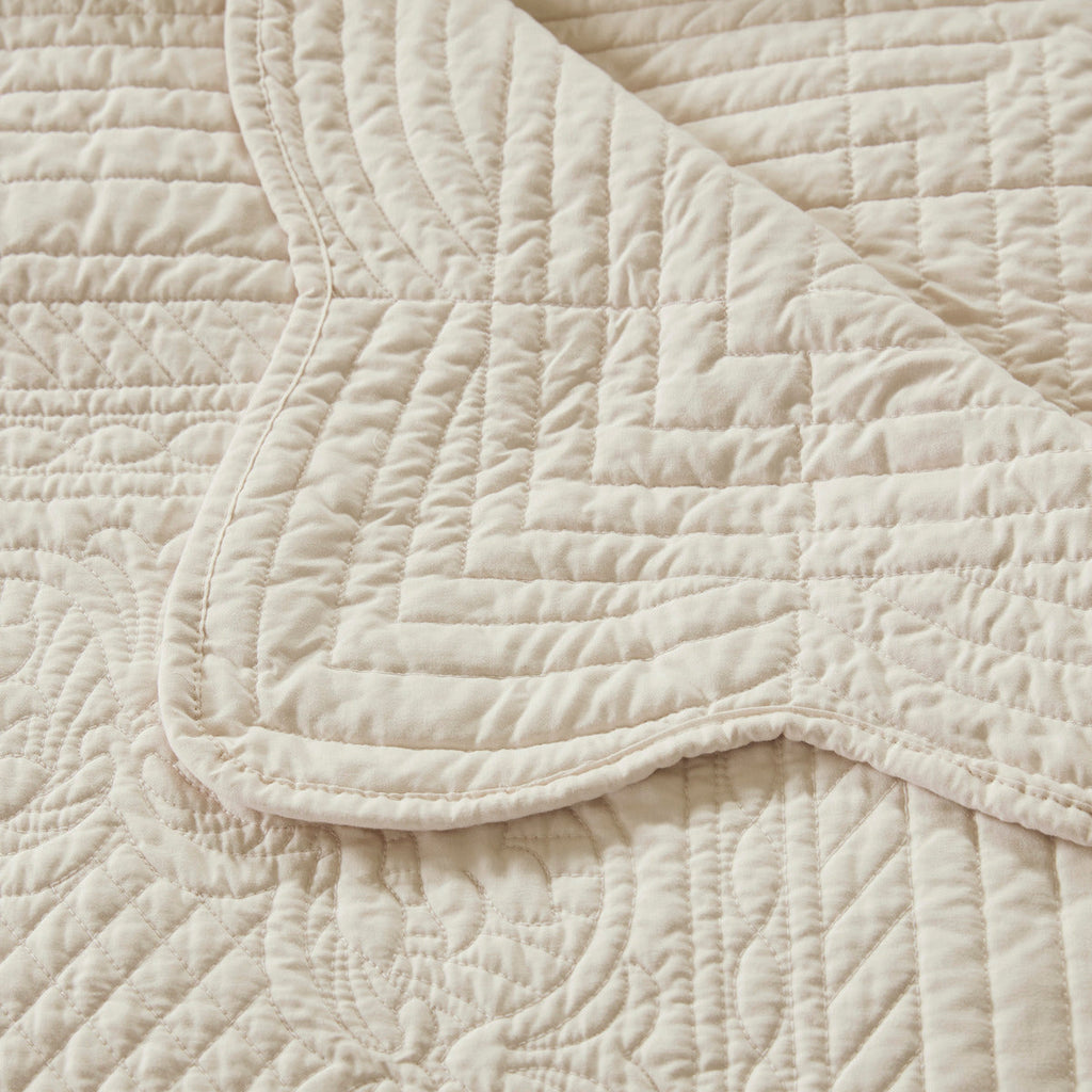 Oversized Quilted Throw with Scalloped Edges Cream 60x72'