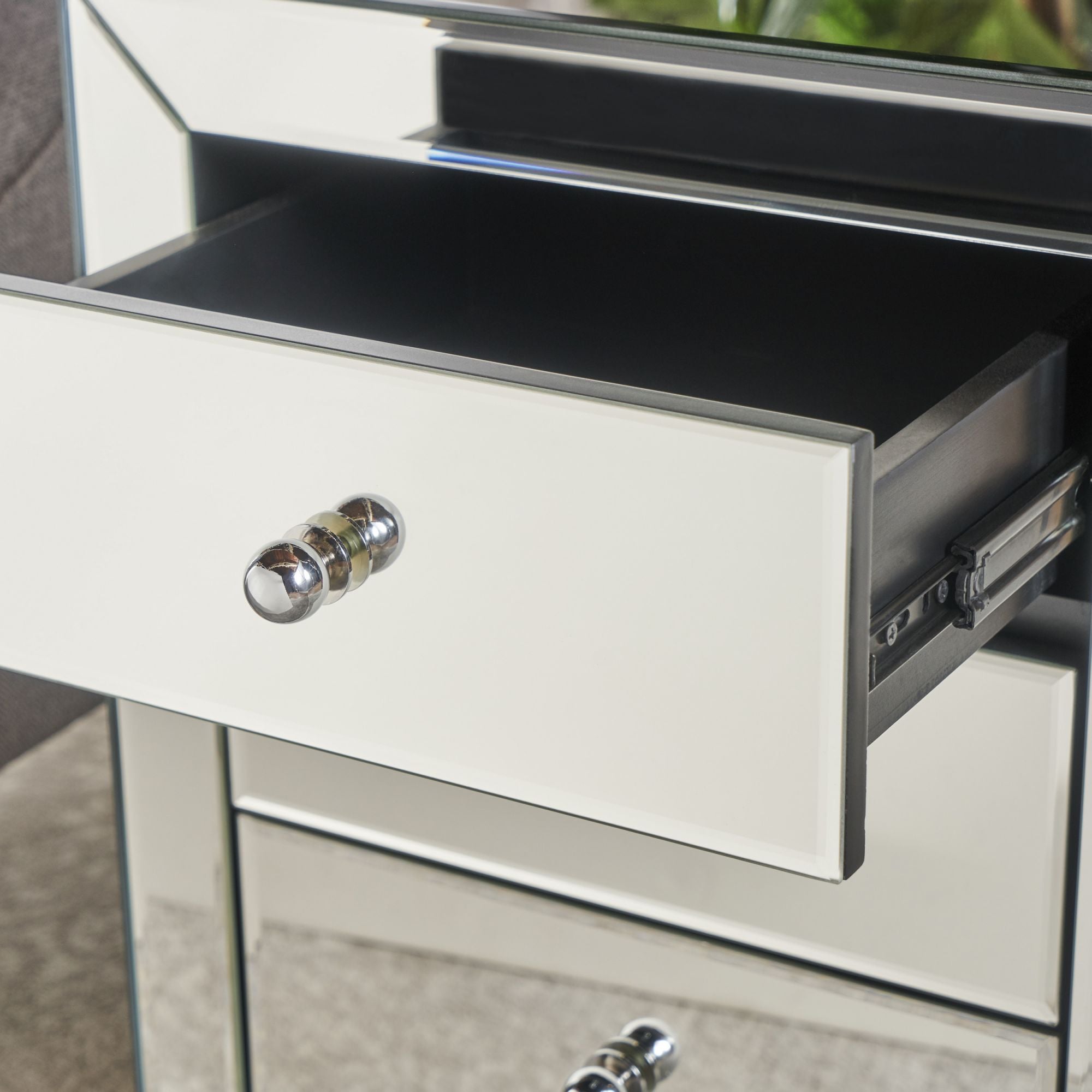 17.70'' Mirrored Nightstand, Silver Glass Nightstand With 3 Drawers, Small Bed Side Tables, Mirrored End Table, Bedside Accent Table Dresser Furniture For Bedroom, Living Room, Office