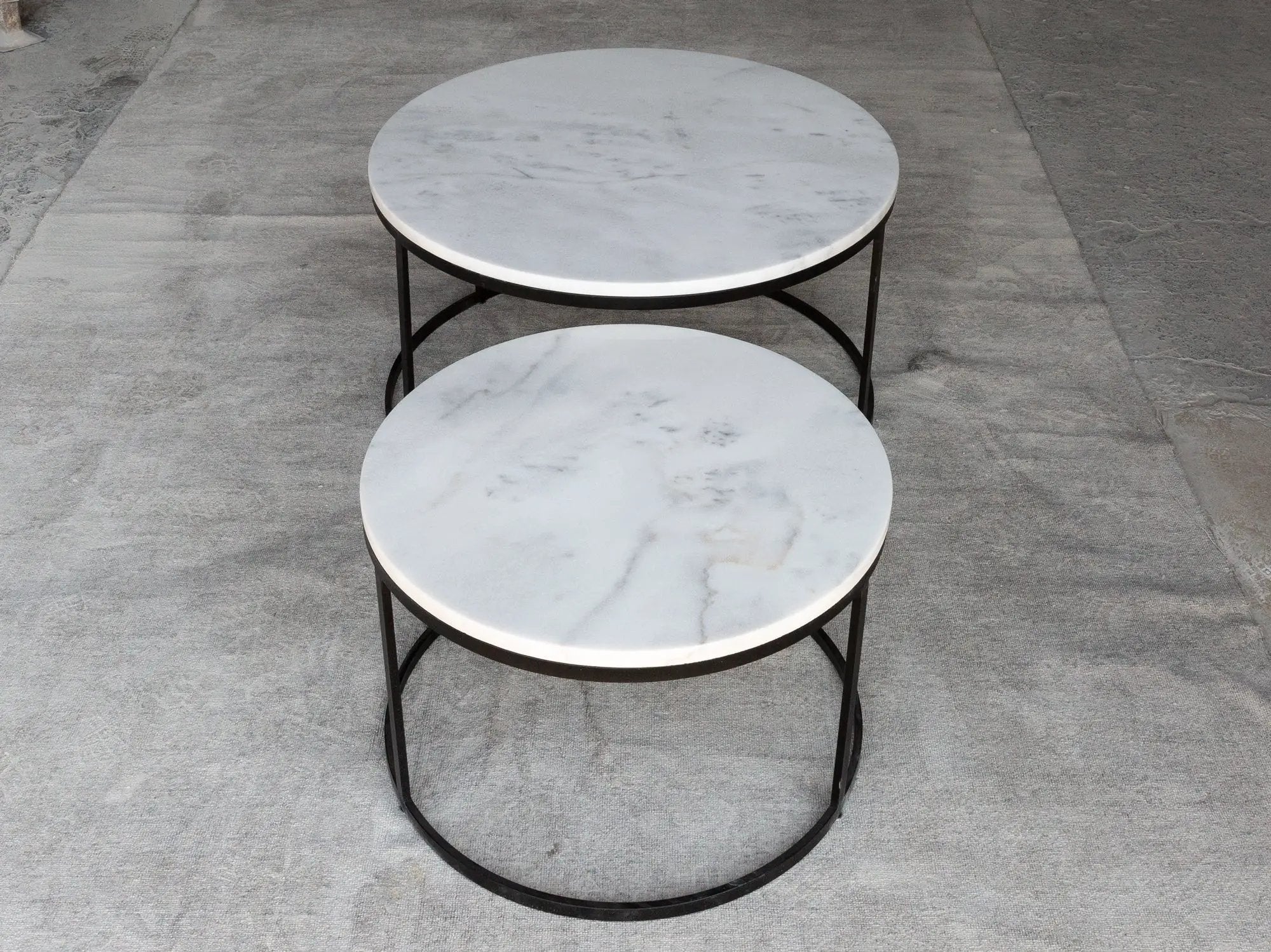Villohome Carrara white marble nesting coffee tables, round set of 2 with polished tops and black metal frames.