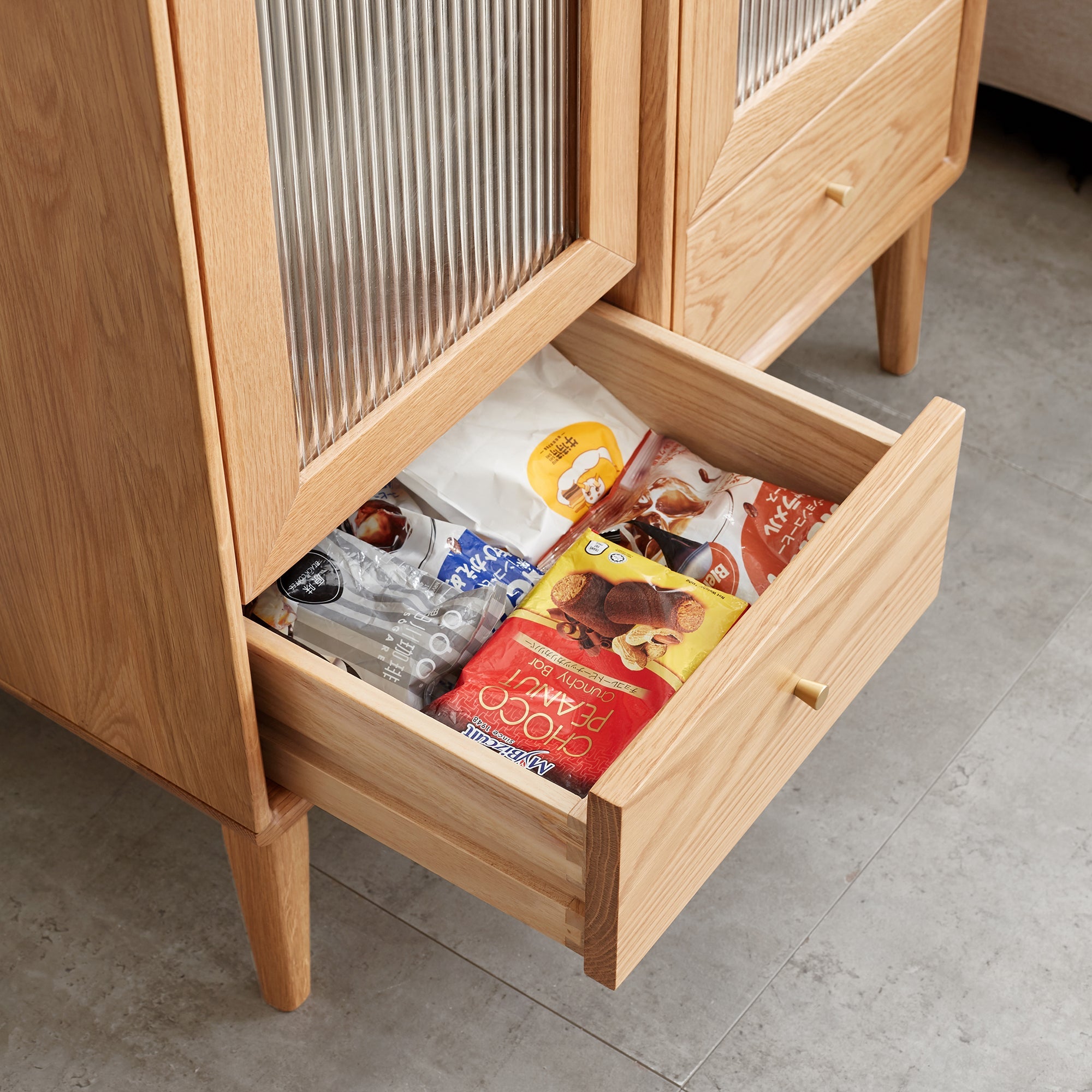 Solid Oak Storage Cabinet with Vintage Glass Door and Brass Handle, 2 Shelves, 1 Drawer - Free-Standing Corner Design for Living Room