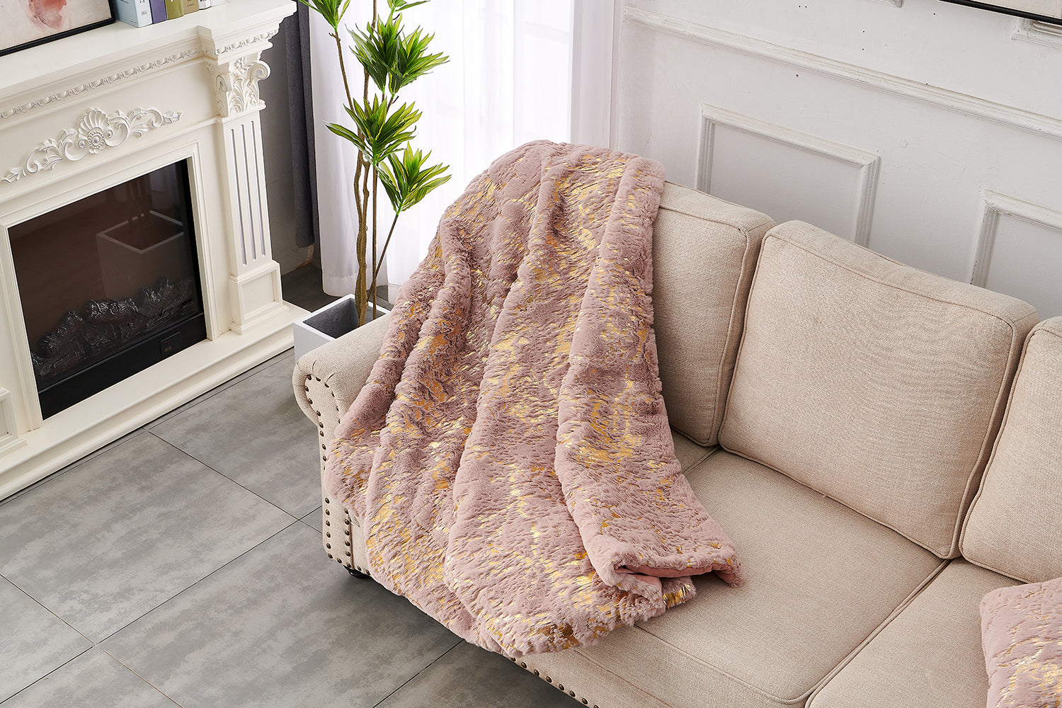 Luxury Chinchilla Faux Fur Gilded Dust Pink Throw Blanket (60' x 80')