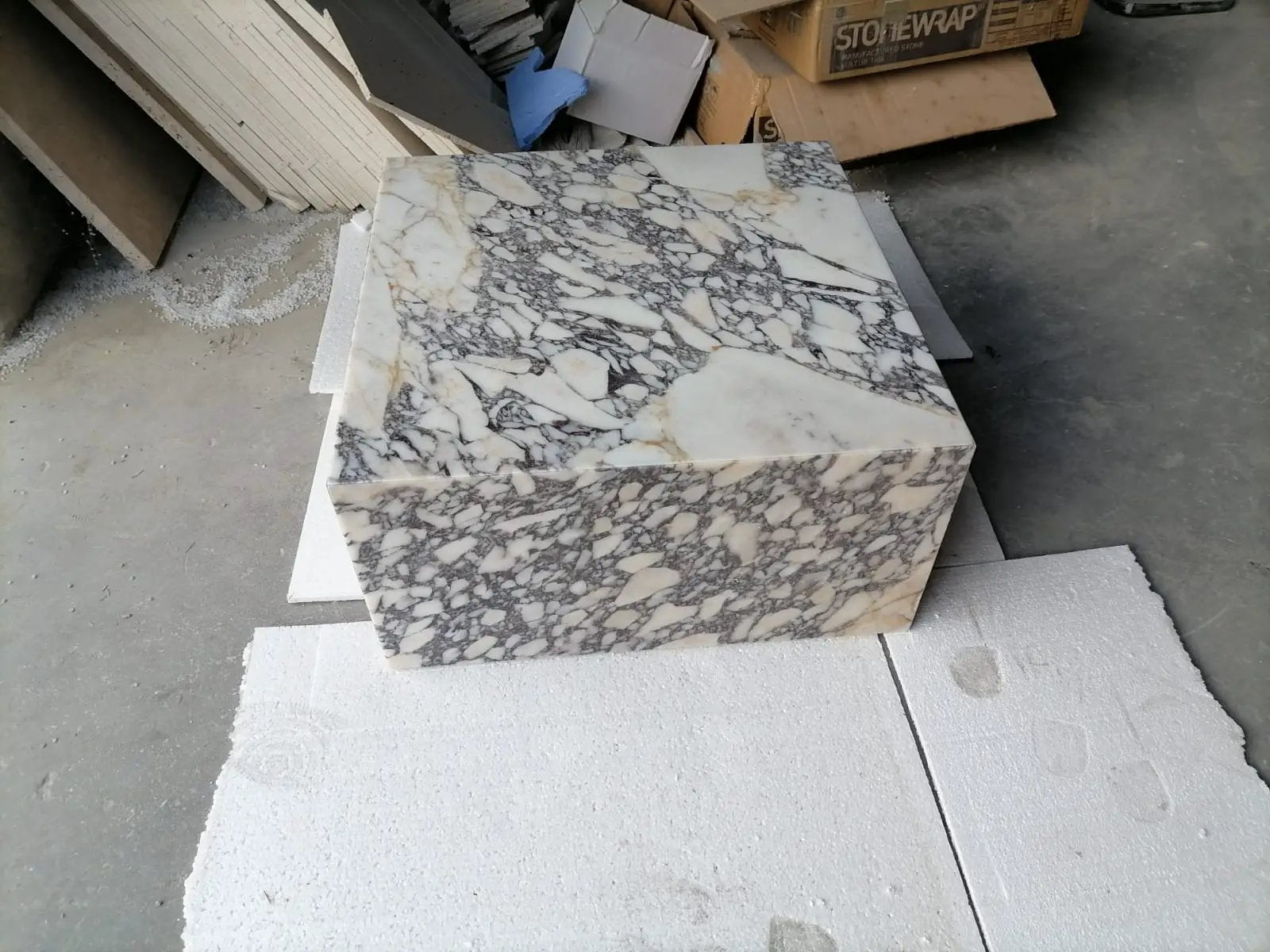Coffee table Calacatta Viola marble rectangular prism block design, white with gray veining, Villohome