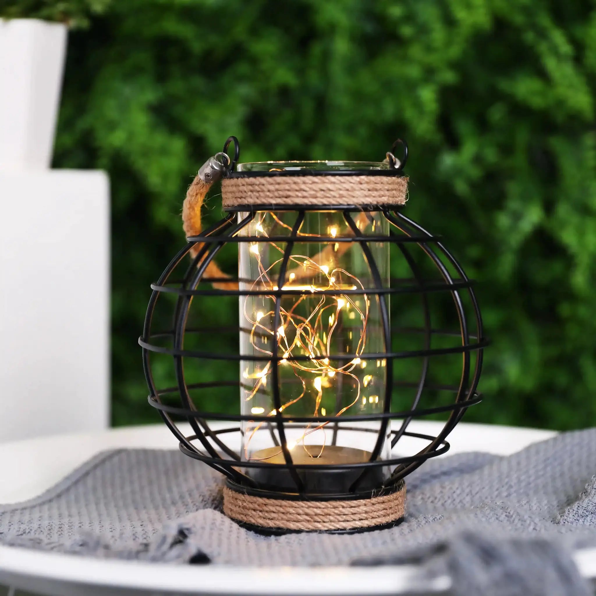 JHY DESIGN battery-powered table lamp, 7.3-inch tall, hemp rope cage with glass jar and string lights