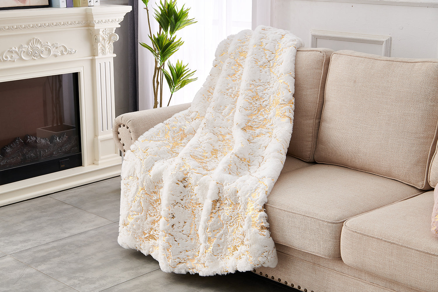 Luxury Chinchilla Faux Fur Gilded White Throw Blanket (60' x 80')
