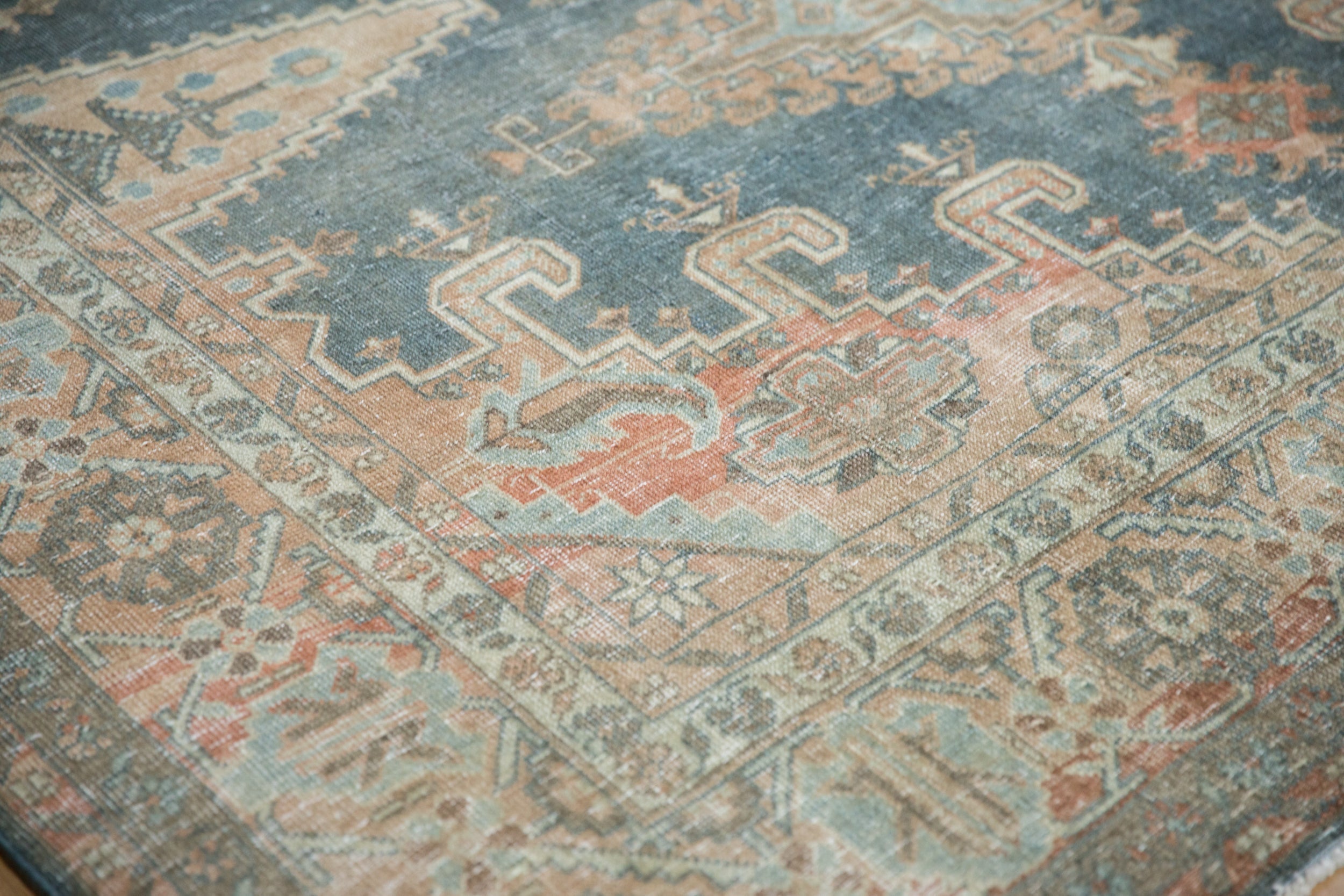 7.5x11 Vintage Distressed Veece Carpet