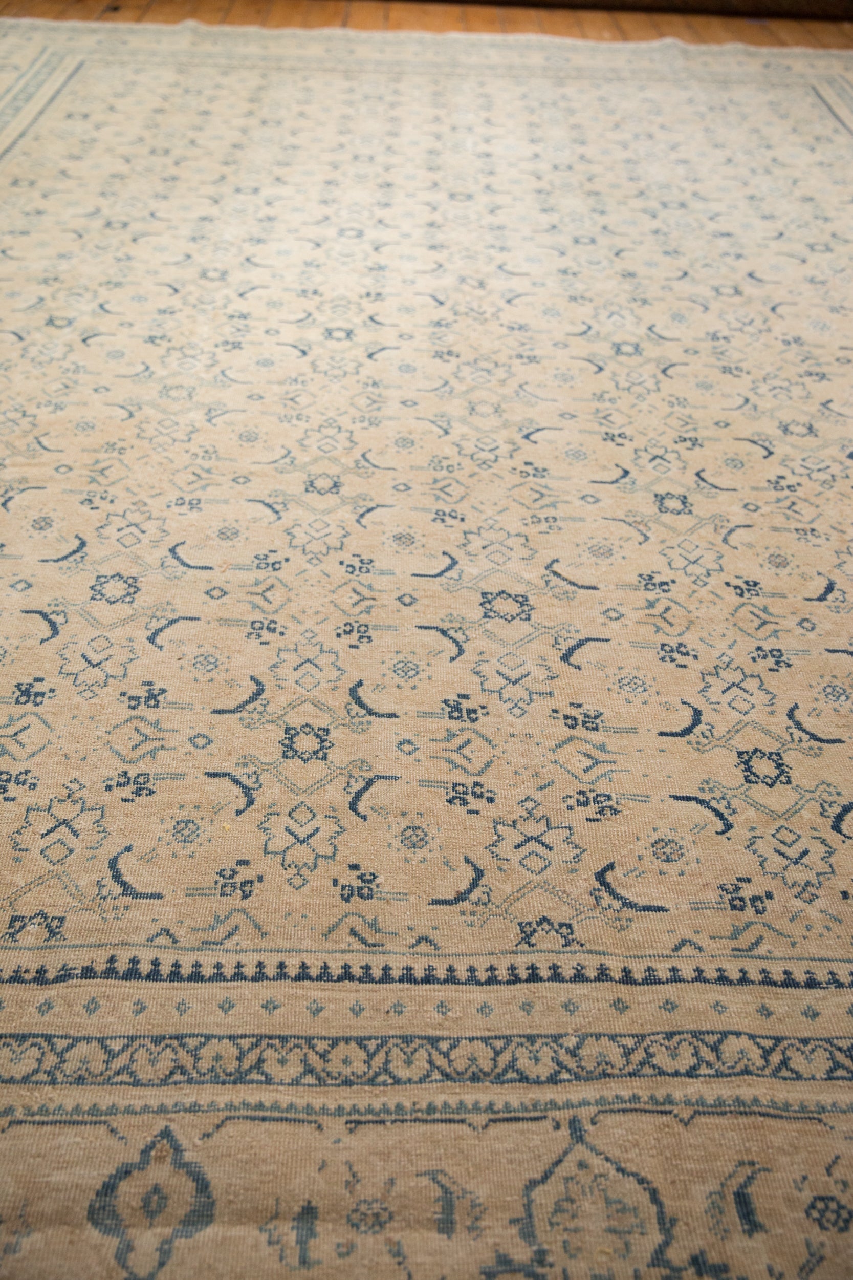 10x13.5 Vintage Distressed Mahal Carpet