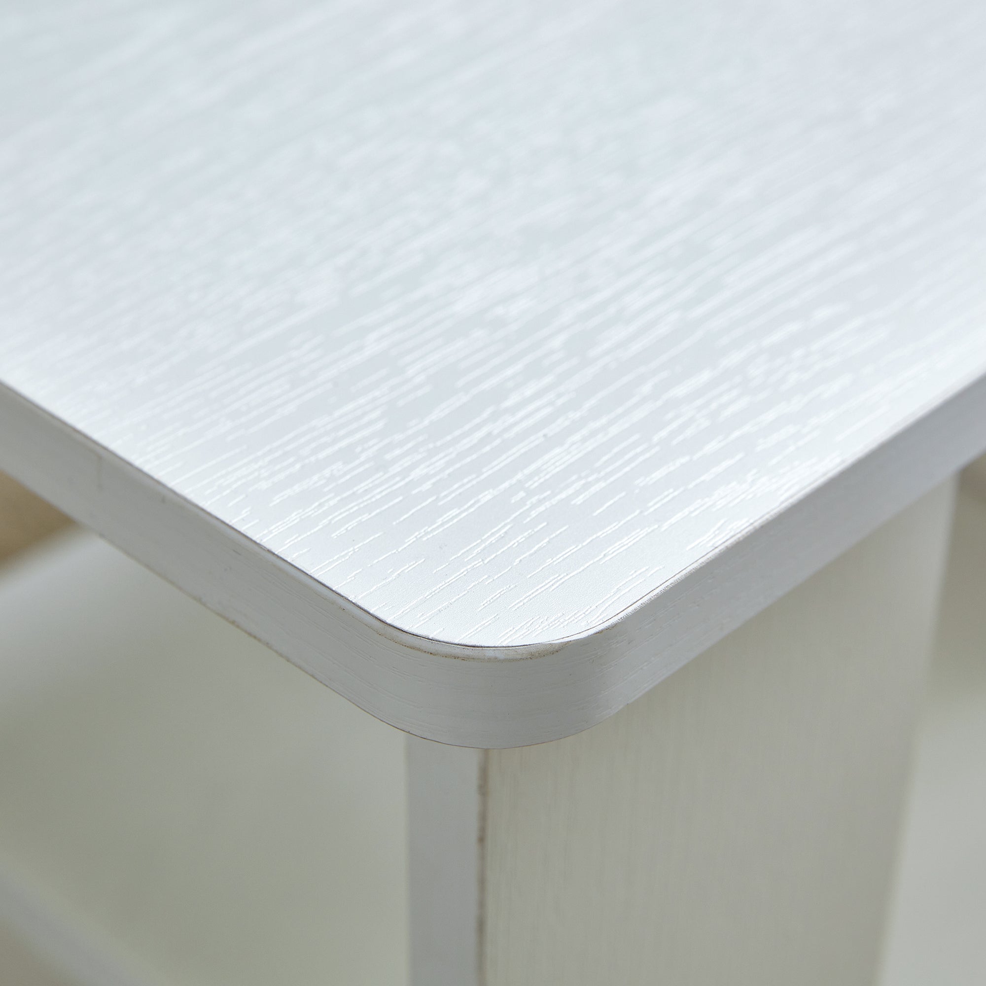 A modern and minimalist white double layered rectangular coffee table and coffee table. MDF material is more durable and suitable for living rooms, bedrooms, and study rooms. 19.6 "*35.4"*16.5 "CT-16