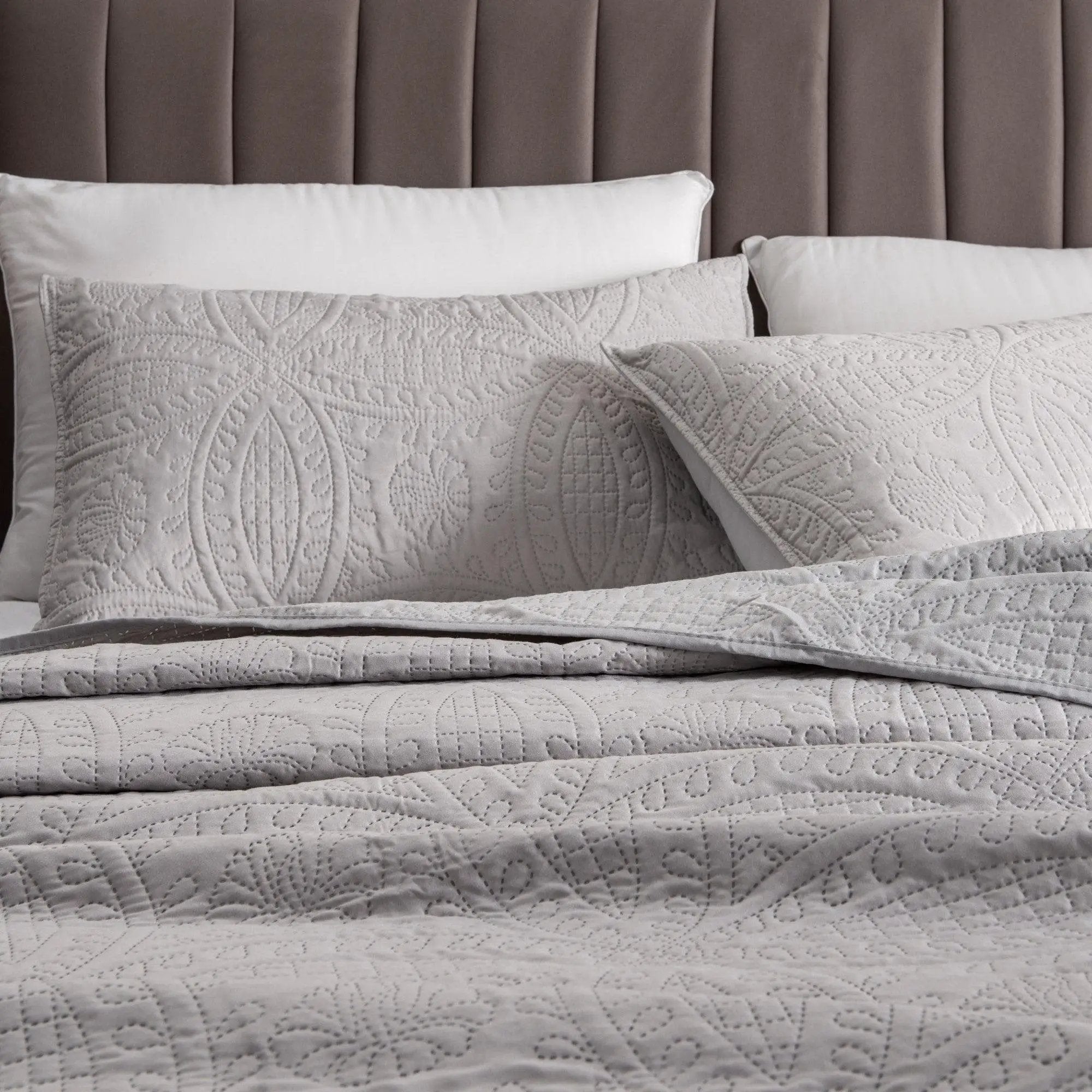 3-Piece Oversized Medallion Quilt Set - Clara Collection