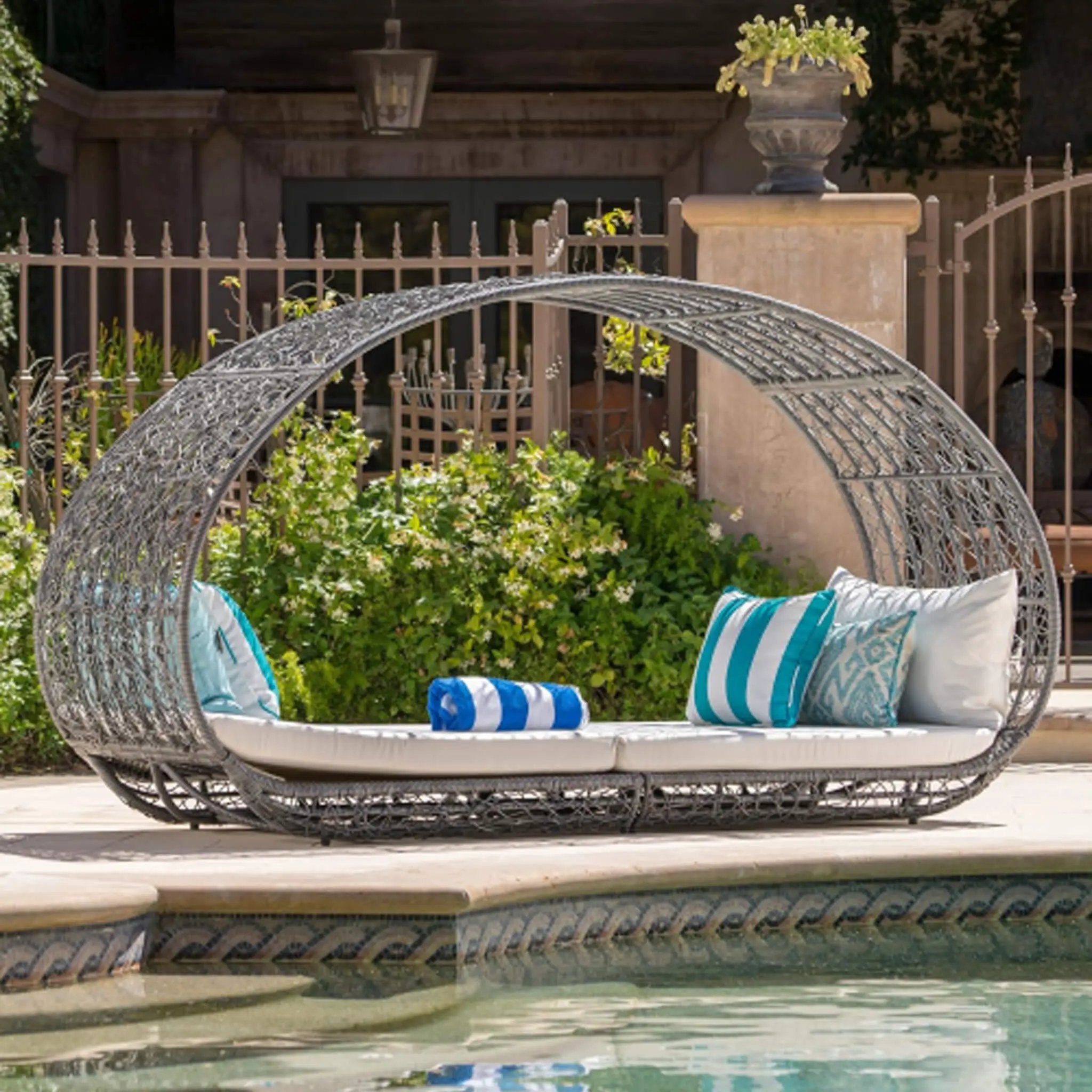 Large 2-Person Abigal Outdoor Wicker Daybed With Aluminum Frame And Cushions (SAK23942)